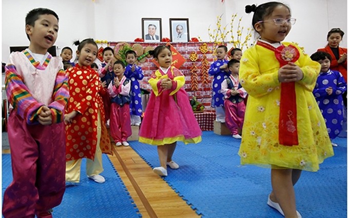 Los niños del jardín de infancia de amistad Vietnam-Corea del Norte en un espectáculo artístico. (Fotografía: Reuters)