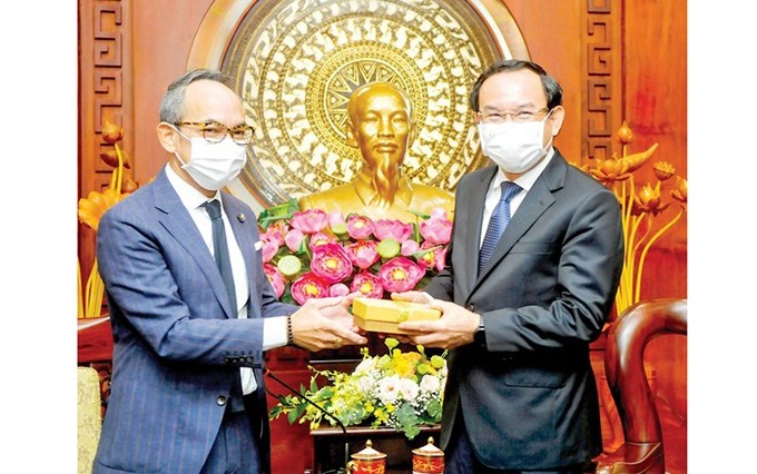 El secretario del Comité partidista en Ciudad Ho Chi Minh, Nguyen Van Nen, recibe al embajador de Tailandia en Vietnam, Nikorndej Balankura. (Fotografía: sggp.org.vn)