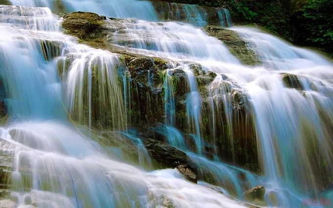 La cascada de Toc Tien (Pelo de hadas), bella como su nombre en medio del antiguo bosque.