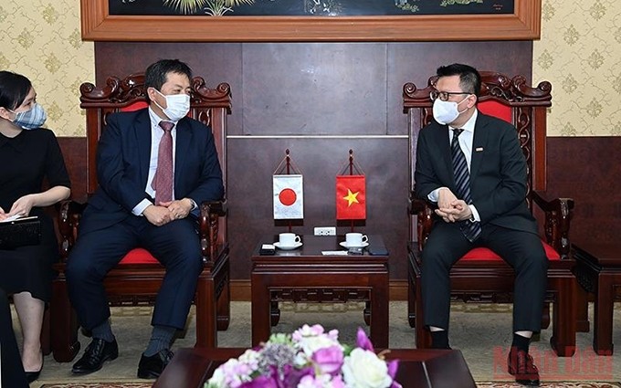 El editor jefe del periódico Nhan Dan, Le Quoc Minh recibe al jefe de la Oficina de JICA en Vietnam, Shimizu Akira. (Fotografía: Nhan Dan)