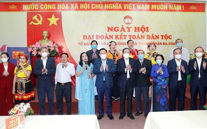 Presidente del Parlamento vietnamita Vuong Dinh Hue comparte alegría con hanoyenses en Festival de Gran Unidad Nacional. (Fotografía: VNA)
