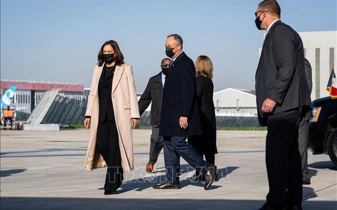 La vicepresidenta de Estados Unidos, Kamala Harris, llega al aeropuerto de París-Orly, para comenzar una visita a Francia el 11 de septiembre. (Fotografía: AFP / VNA)