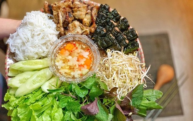 Una ración de 'Bun cha', que incluye fideos de arroz con carne de cerdo a la parrilla y hierbas frescas. (Fotografía: VNA)