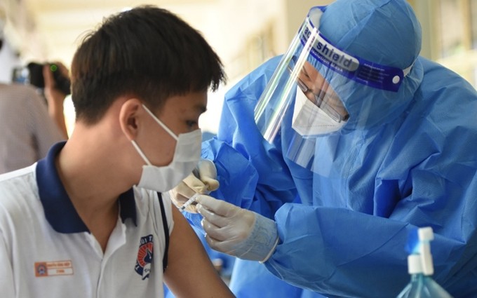 Vacunan contra el Covid-19 a estudiantes en Dong Nai. (Fotografía: Nhan Dan)