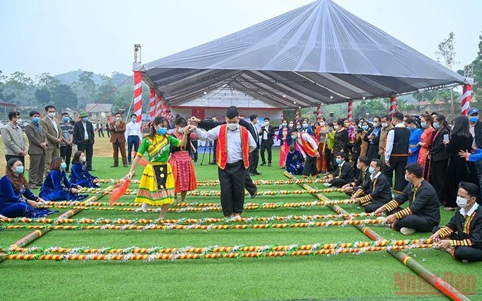 Ambiente alegre de la Fiesta de Gran Unidad Nacional en el estadio de la aldea de Quyet Tam, comuna de Trung Luong, distrito de Dinh Hoa, provincia norvietnamita de Thai Nguyen. (Fotografía: Duy Linh)