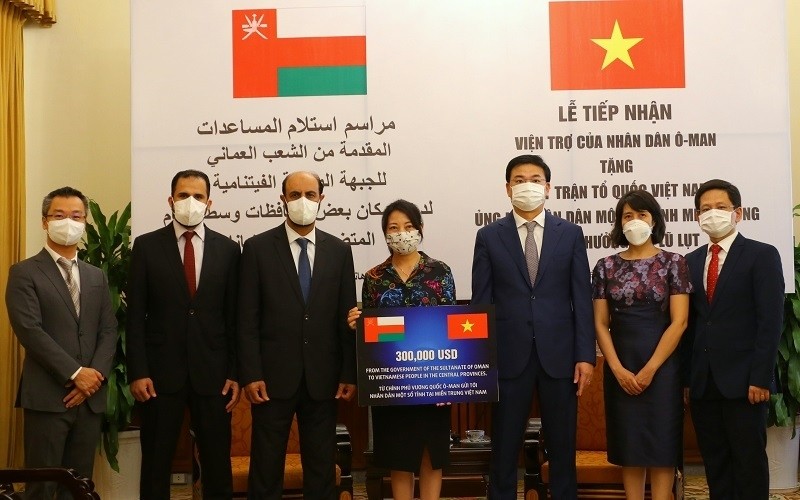 Representantes del Frente de la Patria de Vietnam recibe una ayuda por valor de 300 mil dólares por parte del Gobierno de Omán.