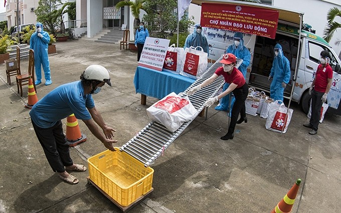 Modelo de mercado humanitario para apoyar a la gente en medio del Covid-19. (Fotografía: Cruz Roja de Vietnam)