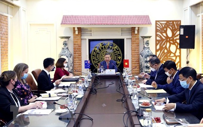 El ministro de Seguridad Pública de Vietnam, To Lam, mantiene una conversación en línea con la titular australiana del Interior, Karen Andrews (Fotografía: VNA)