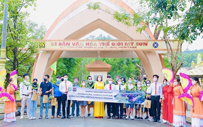 Turistas extranjeros regresan al santuario de My Son en Vietnam tras la pandemia (Fotografía: Nhan Dan)