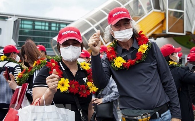 Una pareja de sudcoreanos se convierten en los dos primeros turistas extranjeros al llegar a Vietnam en la nueva normalidad. (Fotografía: VNA)