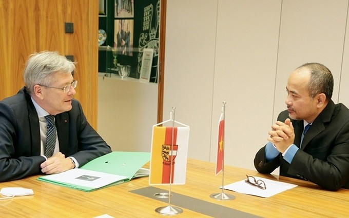El embajador vietnamita en Austria, Nguyen Trung Kien, y el gobernador de Carintia, Peter Kaiser (Fotografía: Embajada de Vietnam en Austria)