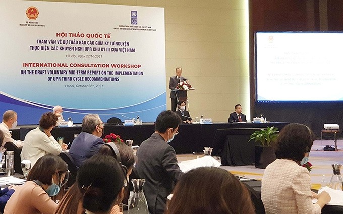 Escena del Seminario de consulta internacional sobre el proyecto del Informe de mitad de período sobre la implementación voluntaria de recomendaciones según el Examen Periódico Universal del Consejo de Derechos Humanos en el tercer ciclo de Vietnam.