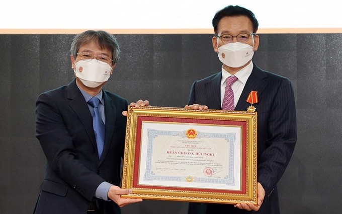 El embajador vietnamita en Corea del Sur, Nguyen Vu Tung, entrega la Medalla de la Amistad al ex cónsul general honorario de Vietnam en la región surcoreana de Gwangju-Jeonnam, Kim Sang Yeol. (Fotografía: Embajada de Vietnam en Corea del Sur)