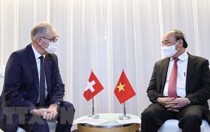 El jefe de Estado vietnamita, Nguyen Xuan Phuc, se reunió con el presidente suizo, Guy Parmelin, en su visita de trabajo a Nueva York el 22 de septiembre de 2021. (Fotografía: VNA)