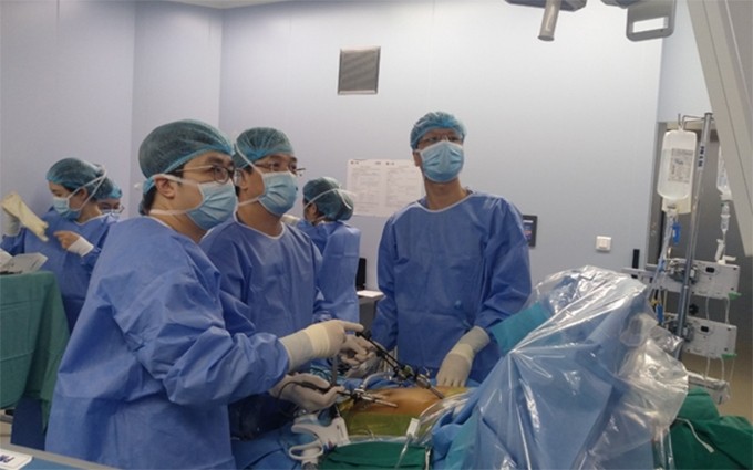 Especialistas en la cirugía laparoscópica. (Fotografía: VNA)