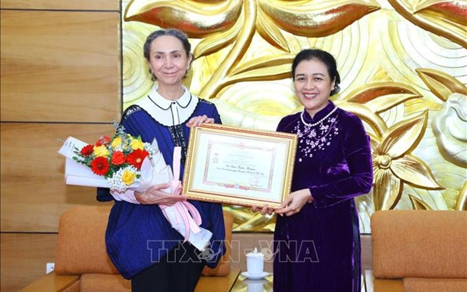 La embajadora Nguyen Phuong Nga, presidenta de la Unión de Organizaciones de Amistad de Vietnam (VUFO), y la embajadora mexicana en Hanói, Sara Valdés Bolaño. (Fotografía: VNA)
