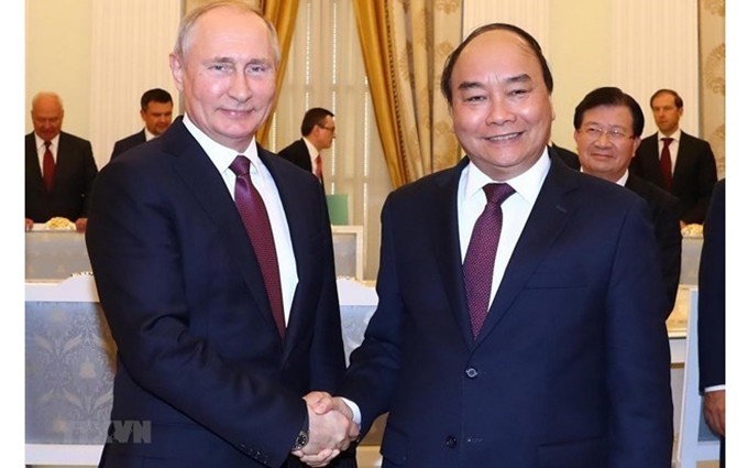El presidente vietnamita, Nguyen Xuan Phuc (derecha), y su homólogo ruso, Vladimir Putin. (Fotografía: VNA)