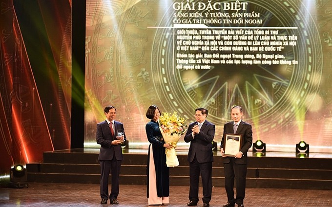 El primer ministro Pham Minh Chinh (segundo desde la derecha) entrega el premio especial, que es el máximo reconocimiento otorgado en el acontecimiento (Fotografía: Minh Duy)