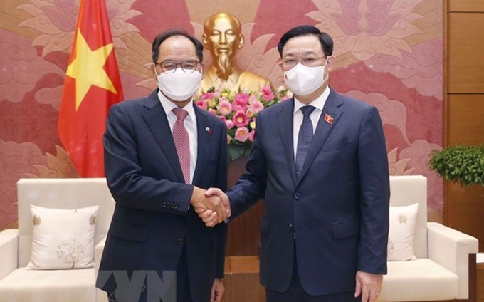 El presidente de la Asamblea Nacional, Vuong Dinh Hue (D), y el embajador surcoreano, Park Noh-Wan. (Fotografía: VNA)