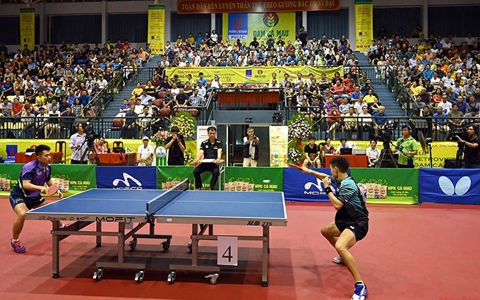 La 38 edición del Campeonato Nacional de tenis de mesa de Nhan Dan atrajo a numerosos espectadores por sus partidos intensos.