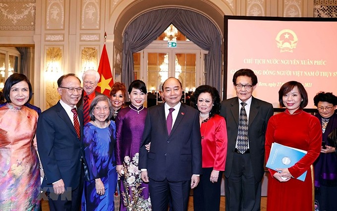 El Presidente de Vietnam, Nguyen Xuan Phuc, se reúne con sus compatriotas en Suiza (Fotografía: VNA)