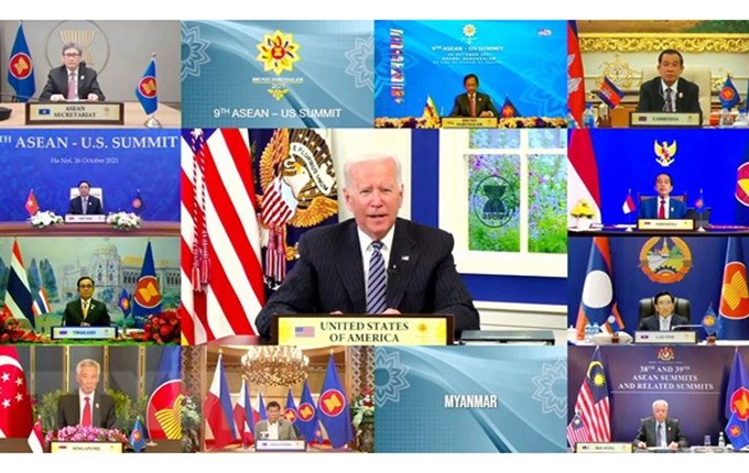 El presidente de Estados Unidos, Joe Biden (centro), asistió a la novena Cumbre Asean-Estados Unidos, efectuada en forma virtual el 26 de octubre de 2021. (Fotografía: AFP/VNA)