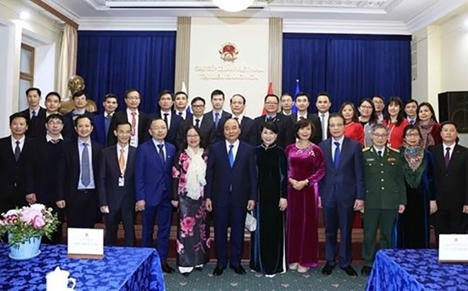 El presidente de Vietnam, Nguyen Xuan Phuc, y los diplomáticos de la Embajada (Fotografía: VNA)