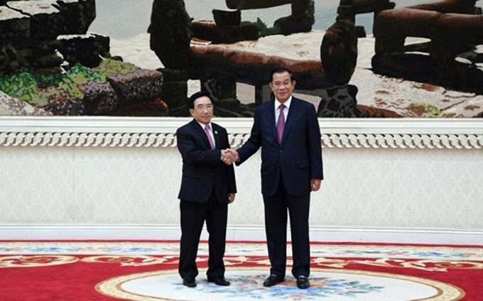 El primer ministro de Camboya, Samdech Techo Hun Sen (derecha), y su homólogo laosiano, Phankham Viphavan. (Fotografía: Phnompenh Post)