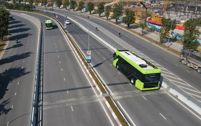 Autobuses eléctricos inteligentes circulan en las calles de Hanói. (Fotografía: dantri.com.vn/Manh Quan)