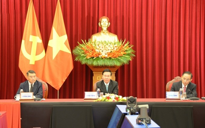 El miembro del Buró Político y permanente del Secretariado del Partido Comunista de Vietnam, Vo Van Thuong (centro), interviene en la cita (Fotografía: VOV)
