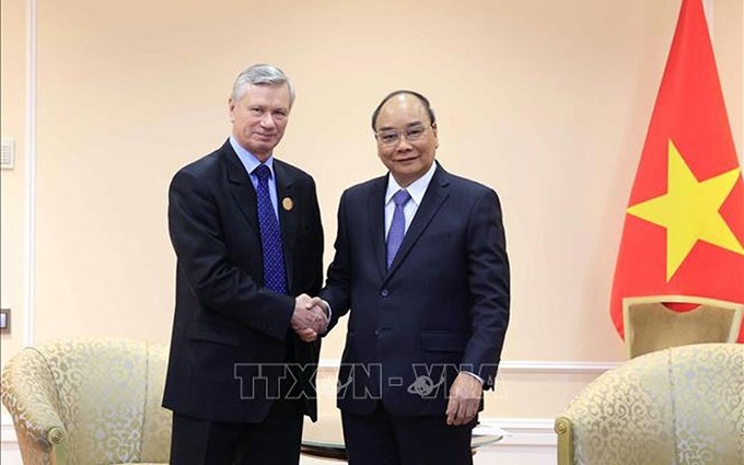 El presidente Nguyen Xuan Phuc (derecha) y Boris Buyanov, titular de la Asociación de Amistad Rusia-Vietnam. (Fotografía: VNA)