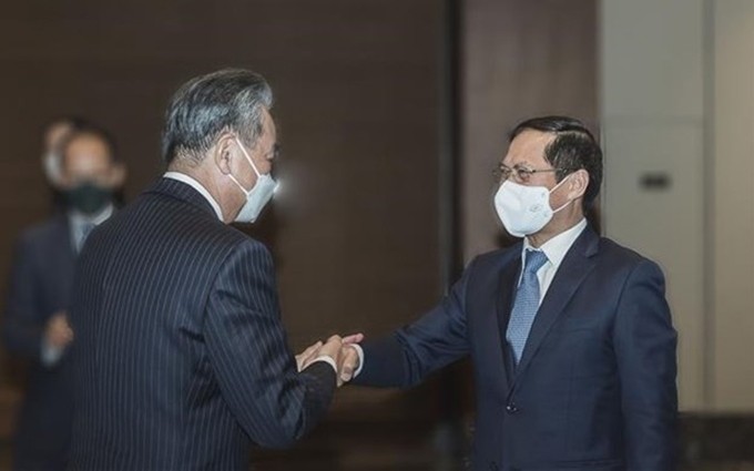 El ministro de Relaciones Exteriores de Vietnam, Bui Thanh Son, y su homólogo chino, Wang Yi. (Fotografía: VNA)