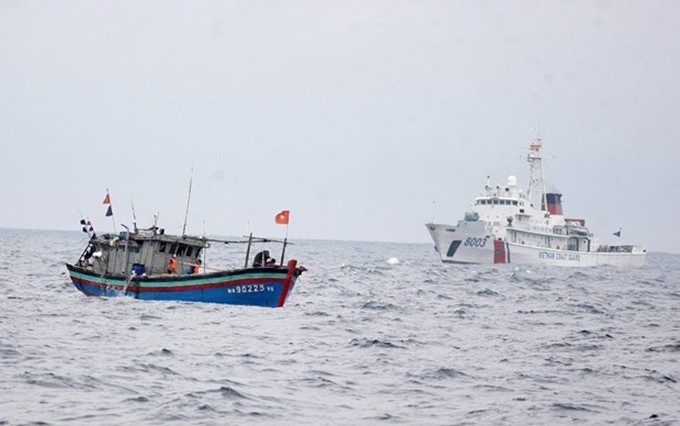 El buque de la Guardia Costera 8003 de Vietnam patrulla y monitorea buques pesqueros en las aguas adyacentes a la línea de demarcación del Golfo de Tonkín. (Fotografía: VNA)