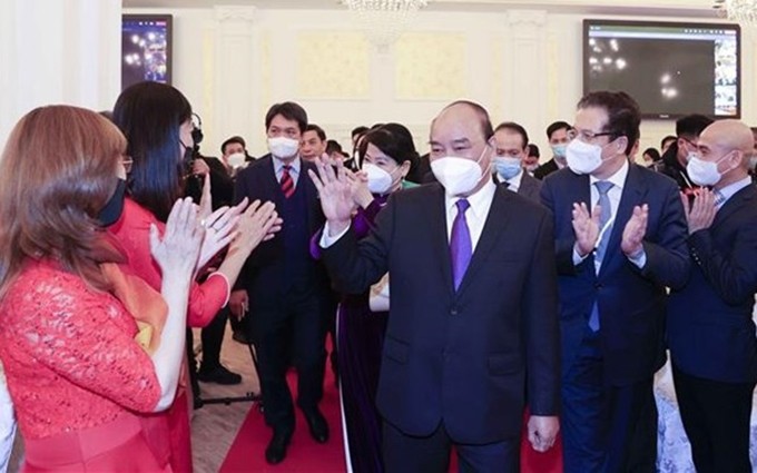El presidente de Vietnam, Nguyen Xuan Phuc, sostuvo reunión con compatriotas residentes en Rusia. (Fotografía: VNA)