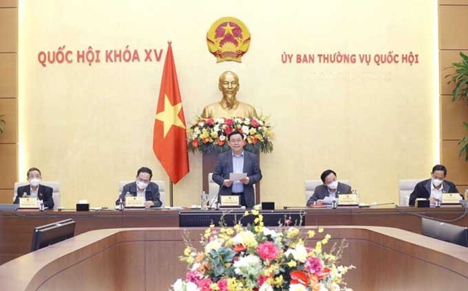 El presidente de la Asamblea Nacional de Vietnam, Vuong Dinh Hue, preside la reunión. (Fotografía: VNA)