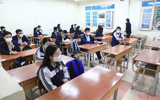  Estudiantes de bachillerato de Hanói regresan a la escuela.