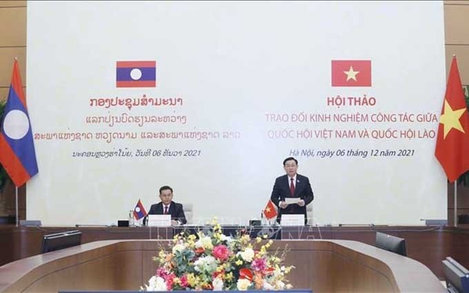 El presidente de la Asamblea Nacional de Vietnam, Vuong Dinh Hue, y su homólogo laosiano, Saysomphone Phomvihane, copresiden el seminario. (Fotografía: VNA)