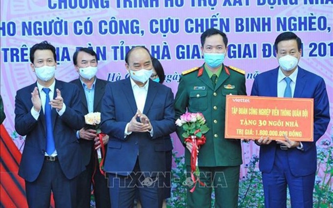 El presidente de Vietnam, Nguyen Xuan Phuc, elogia el programa de construcción de viviendas para los pobres en la provincia de Ha Giang. (Fotografía: VNA)
