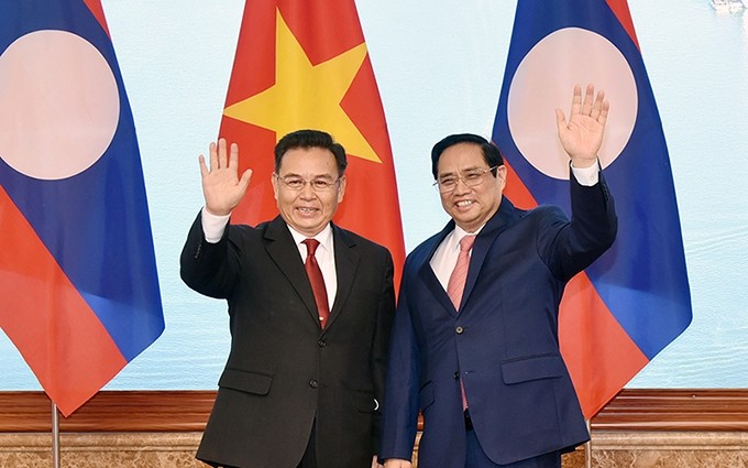 El primer ministro vietnamita, Pham Minh Chinh (D), y el presidente de la Asamblea Nacional de Laos, Saysomphone Phomvihane. (Fotografía: VNA)