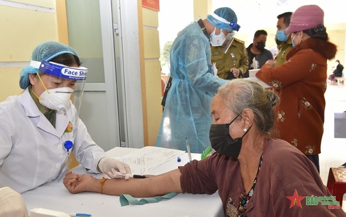 Los médicos examinan a los pobladores. (Fotografía: qdnd.vn)