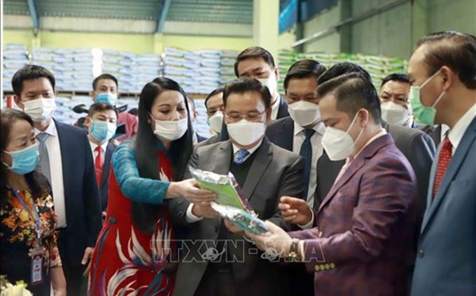 La delegación de la Asamblea Nacional de Laos, encabezada por su presidente, Xaysomphone Phomvihane, realiza una visita de trabajo a la empresa vietnamita de fertilizantes orgánicos Que Lam. (Fotografía: VNA)