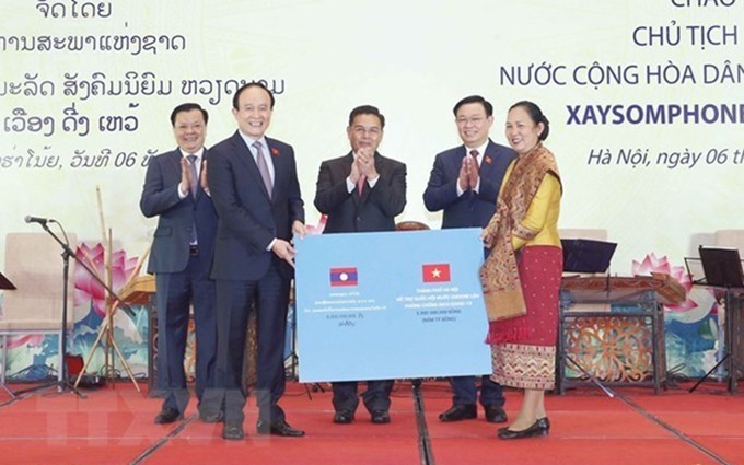 Hanói dona 217 mil 400 dólares a Laos para respaldar su lucha contra el Covid-19. (Fotografía: VNA)