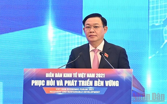 El presidente de la Asamblea Nacional, Vuong Dinh Hue habla en el evento. (Fotografía: Nhan Dan)