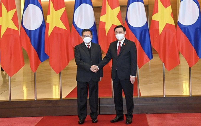 El presidente de la Asamblea Nacional de Vietnam, Vuong Dinh Hue, y el máximo dirigente del órgano legislativo de la nación vecina, Xaysomphone Phomvihane (Fotografía: Nhan Dan)