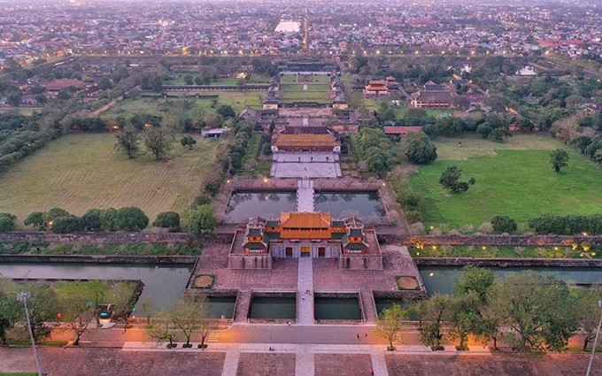 Panorama de la Ciudadela de Hue, antigua capital de Vietnam durante la dinastía Nguyen, desde 1805 hasta 1945. Este sitio fue reconocido como Patrimonio Cultural Mundial por la Unesco.