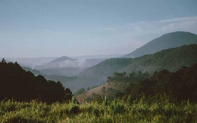 Un atractivo de esta localidad altiplánica es el tiempo frío imperante todo el año, junto con la niebla abrazando montañas y colinas. (Fotografía: baoquocte.vn)