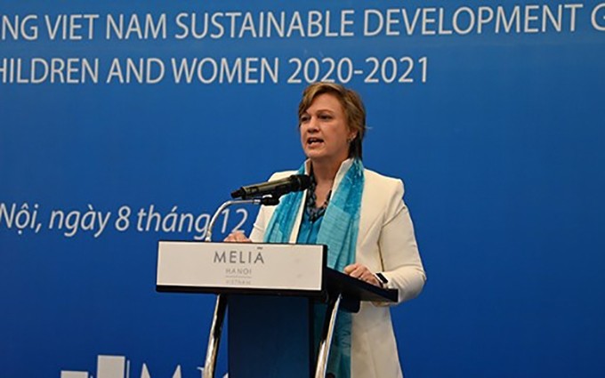 Rana Flowers, representante del Fondo de las Naciones Unidas para la Infancia (UNICEF) en Vietnam, habla en el evento (Fotografía: Internet)