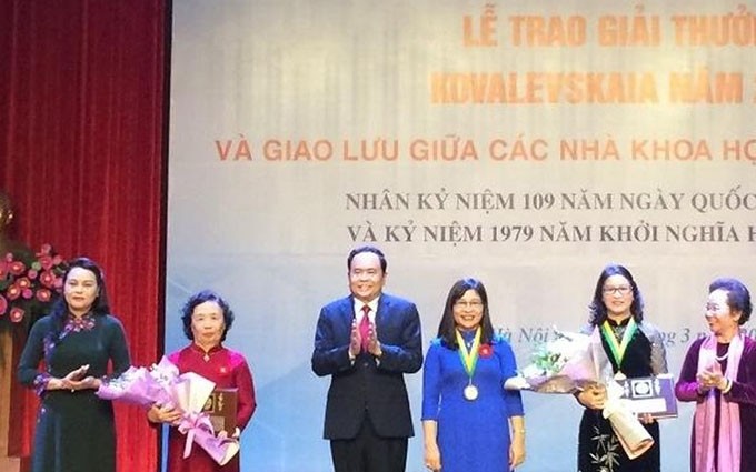 El presidente del Comité del Frente de la Patria de Vietnam, Tran Thanh Man, y la ex vicepresidenta de Vietnam, Nguyen Thi Doan, y la presidenta de la Unión de Mujeres de Vietnam, Nguyen Thi Thu Ha  intervienen en el evento (Fotografía: Nhan Dan)