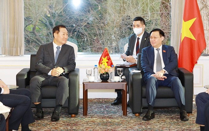 El presidente de la Asamblea Nacional de Vietnam, Vuong Dinh Hue, recibe a ejecutivos del Grupo Samsung Electronics. (Fotografía: quochoi.vn)