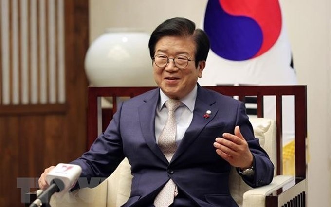 El presidente de la Asamblea Nacional de Corea del Sur, Park Byeong-seug, responde a las preguntas de la Agencia Vietnamita de Noticias. (Fotografía: VNA)